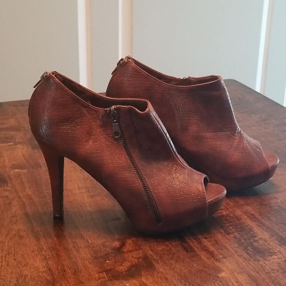 Dots embossed peep toe ankle boot, 11